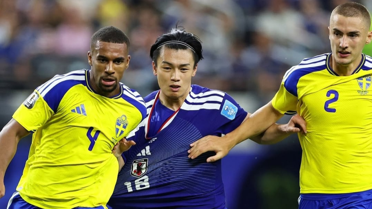 Pemain Swedia menghadang pemain Jepang di Piala Dunia 2026. (Foto: Instagram fifaworldcup)