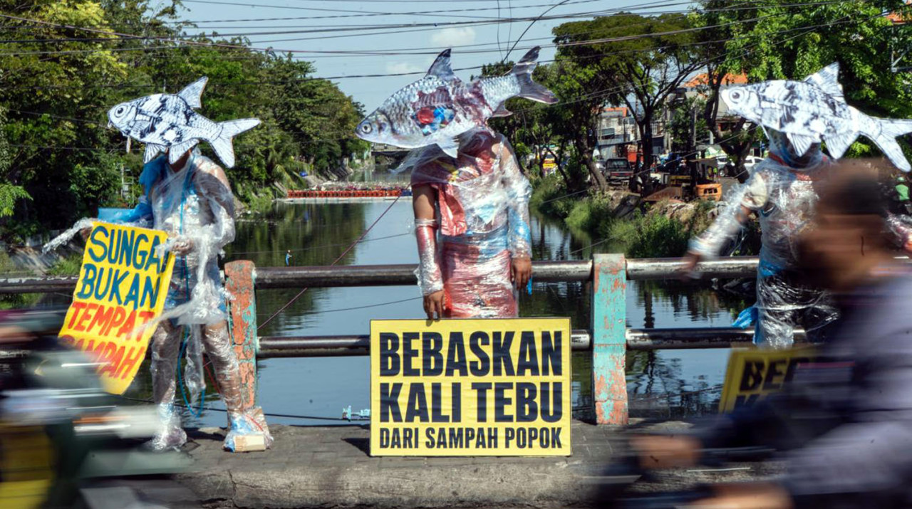 Aktivis lingkungan memperingatkan bahaya mikroplastik di Kali Tebu Surabaya. (Foto: Ecoton for jatimnow.com)