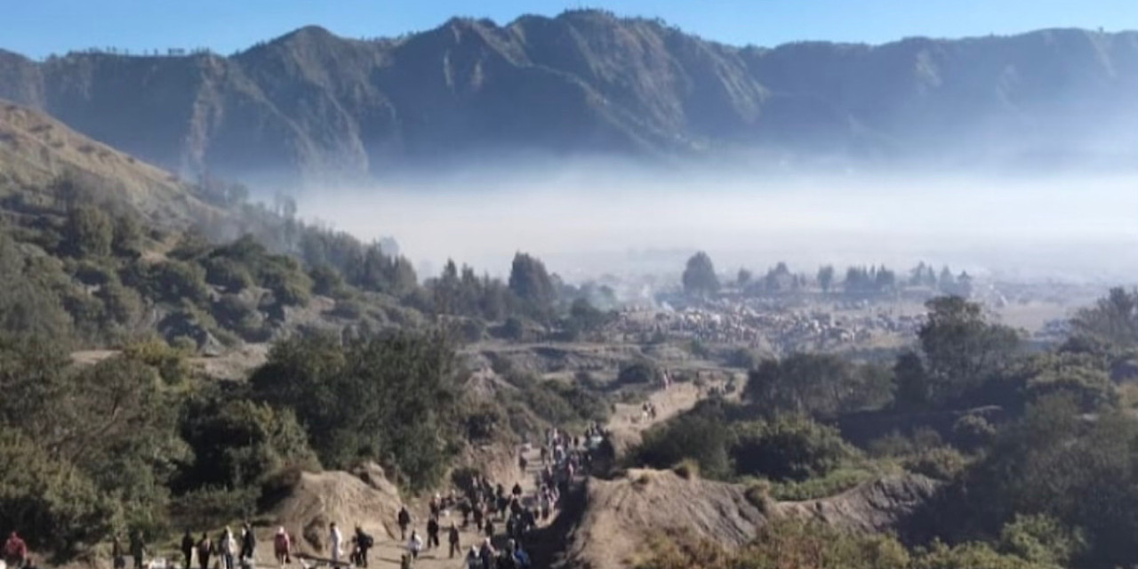 Prosesi ritual suci Yadnya Kasada 2026 di kawasan Gunung Bromo. (Istimewa)