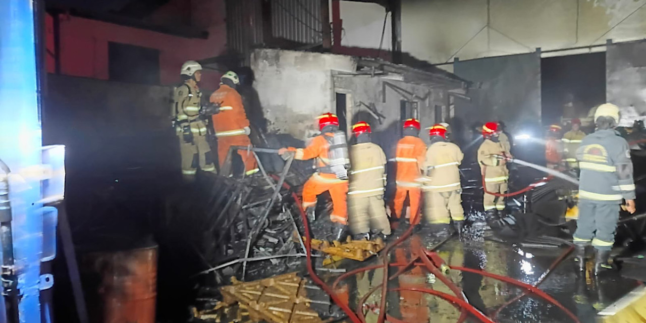 Pemadaman gudang jalan Dumar Industri Blok B, Kelurahan Greges, Kecamatan Asemrowo, Surabaya. (Foto: DPKP Kota Surabaya/jatimnow.com)