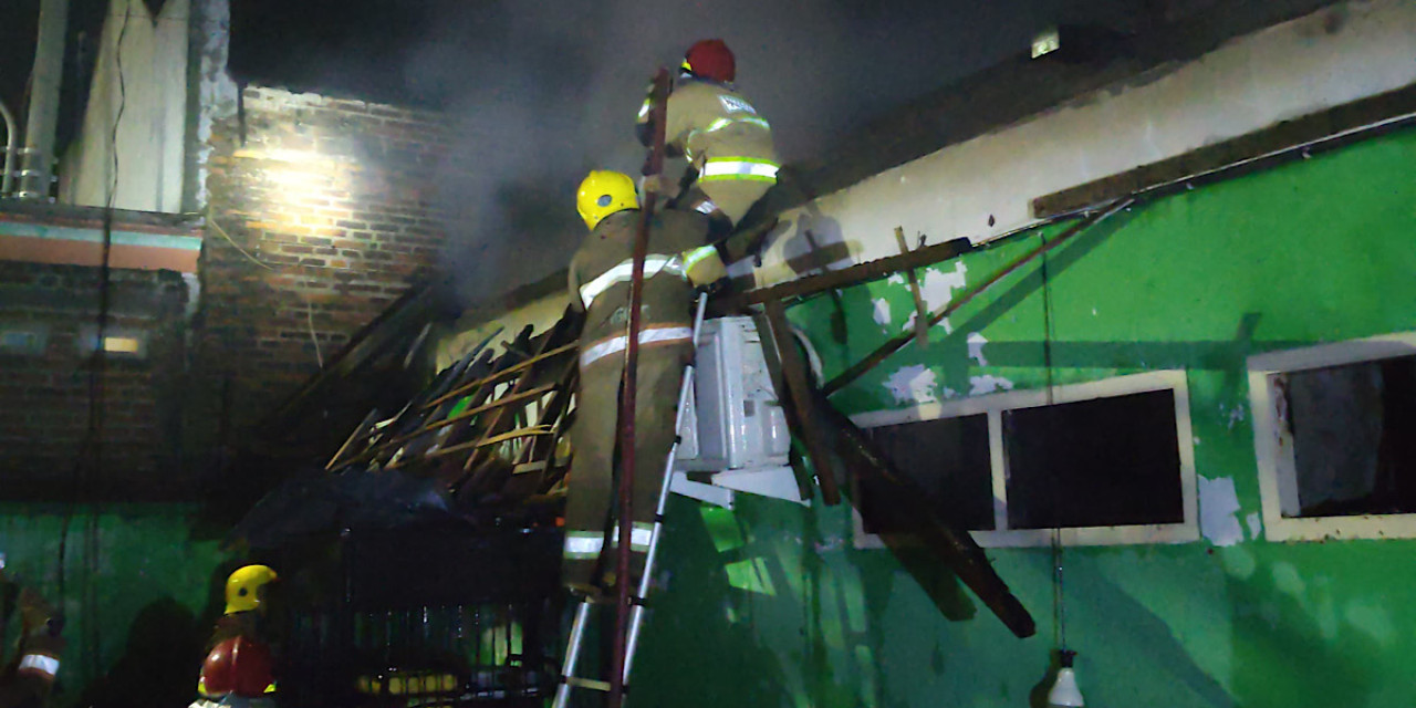 Pemadaman api yang membakar Puskesmas Tiron di Dusun Sambirejo, Desa Tiron. (Foto: Damkar Kediri/jatimnow.com)