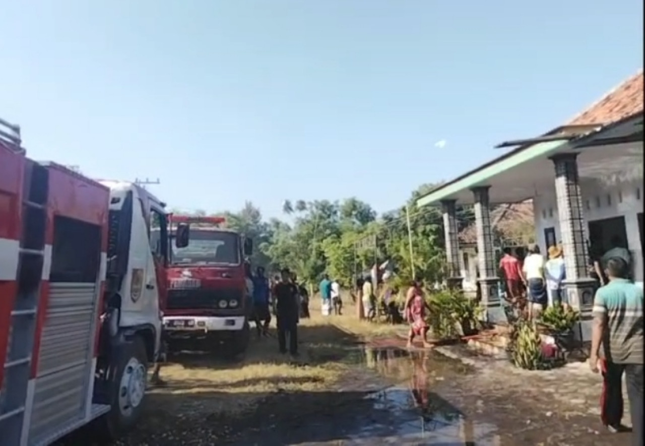 Kondisi rumah guru di Jember yang terbakar. (Foto: Subur/jatimnow.com)