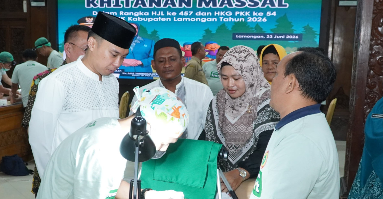 Wabup Lamongan, Dirham Akbar Aksara saat meninjau khitan massal di Pendopo Lokatantra Kabupaten Lamongan. (Foto : Humas Pemkab Lamongan for jatimnow.com)