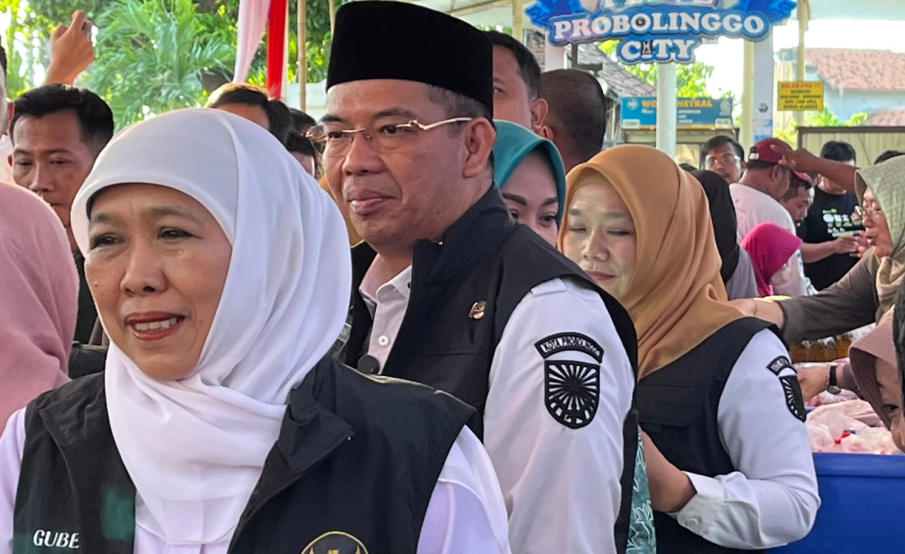 Gubernur Jawa Timur, Khofifah Indar Parawansa saat menghadiri gelaran pasar murah ke-76 di Sentral UMKM glaser Kota Probolinggo. (Foto: Ide Farid/jatimnow.com)