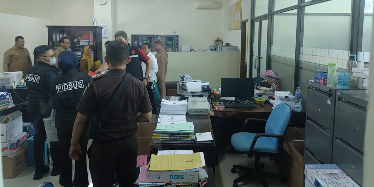 Kejaksaan Negeri Tulungagung melakukan penggeledahan di kantor BPKAD dan Disbudpar Tulungagung. (Foto: Bramanta Pamungkas/jatimnow.com)
