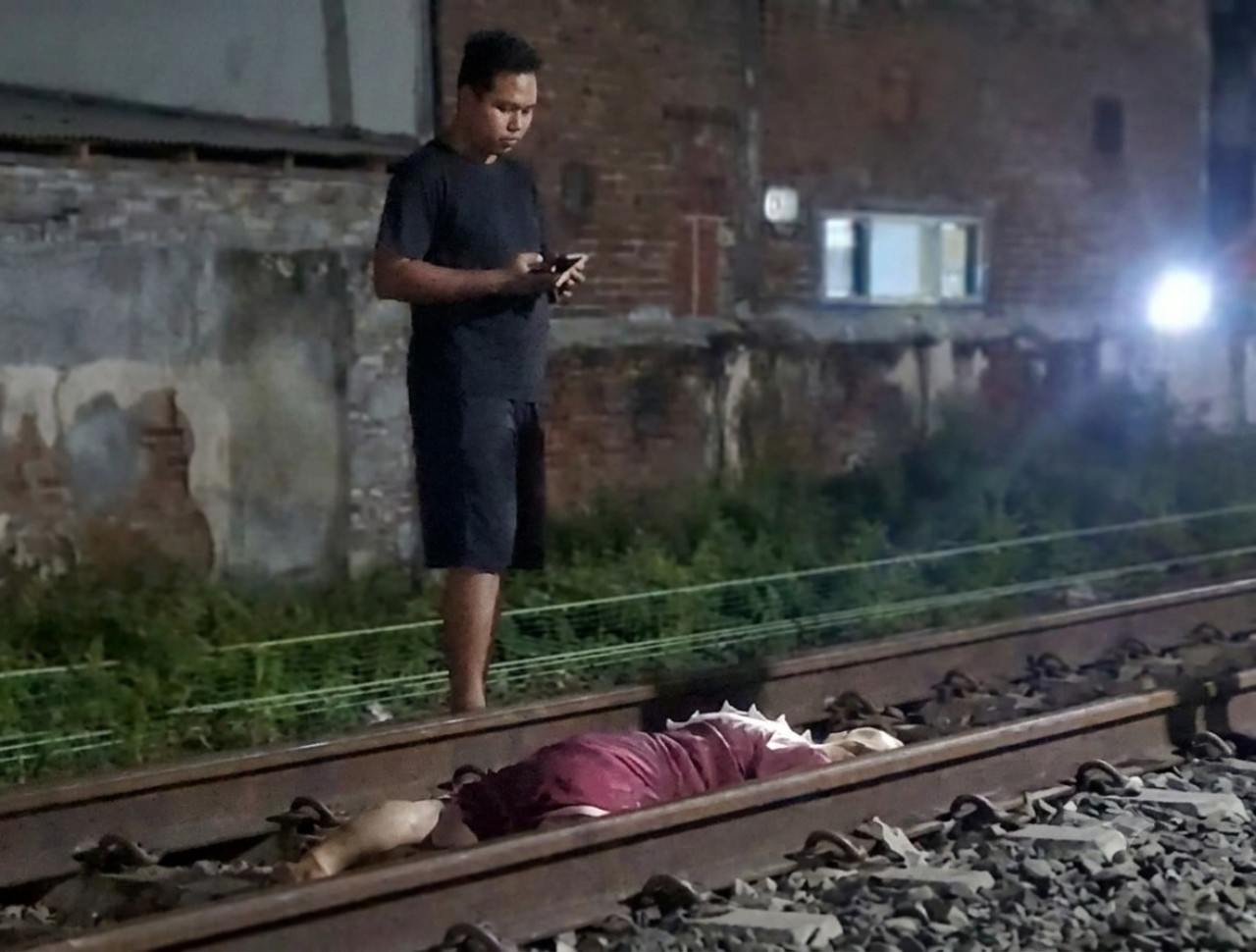 Korban usai tertemper kereta api Blambangan Ekspres. (Foto: Ide Farid/jatimnow.com)