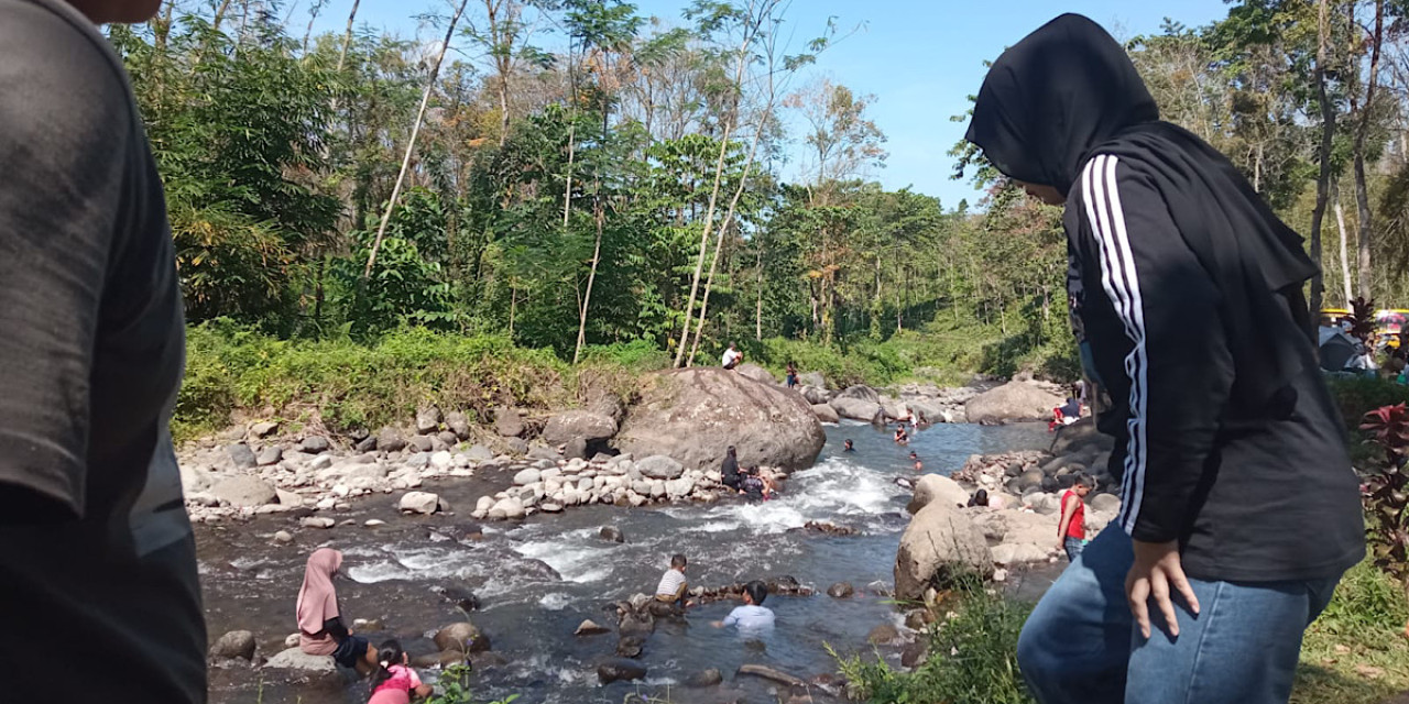 Ratusan pengunjung memadati kawasan wisata alam Kali Jompo saat libur sekolah. (Foto: Sugianto/jatimnow.com)