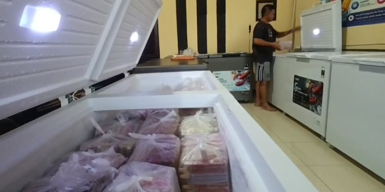 Pemadaman listrik yang berlarut menyebabkan produk es mencair dan kehilangan kualitas. (Foto: Ide Farid/jatimnow.com)