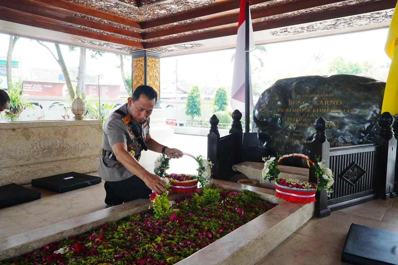 Kapolri Jenderal Listyo Sigit berziarah ke makam Bung Karno di Blitar. (Foto: Polres Blitar for jatimnow.com)