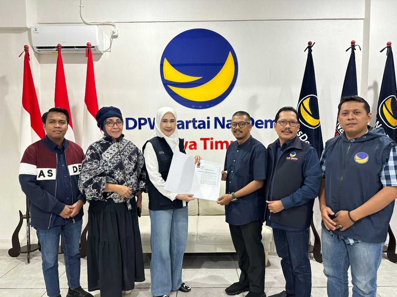 Ketua DPW Partai NasDem Jawa Timur, Lita Machfud Arifin saat menyerahkan surat penunjukan. (Foto: Rizky/jatimnow.com)