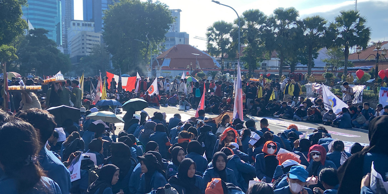 Suasana demo di depan Gedung Negara Grahadi Surabaya. (Foto: Istimewa)