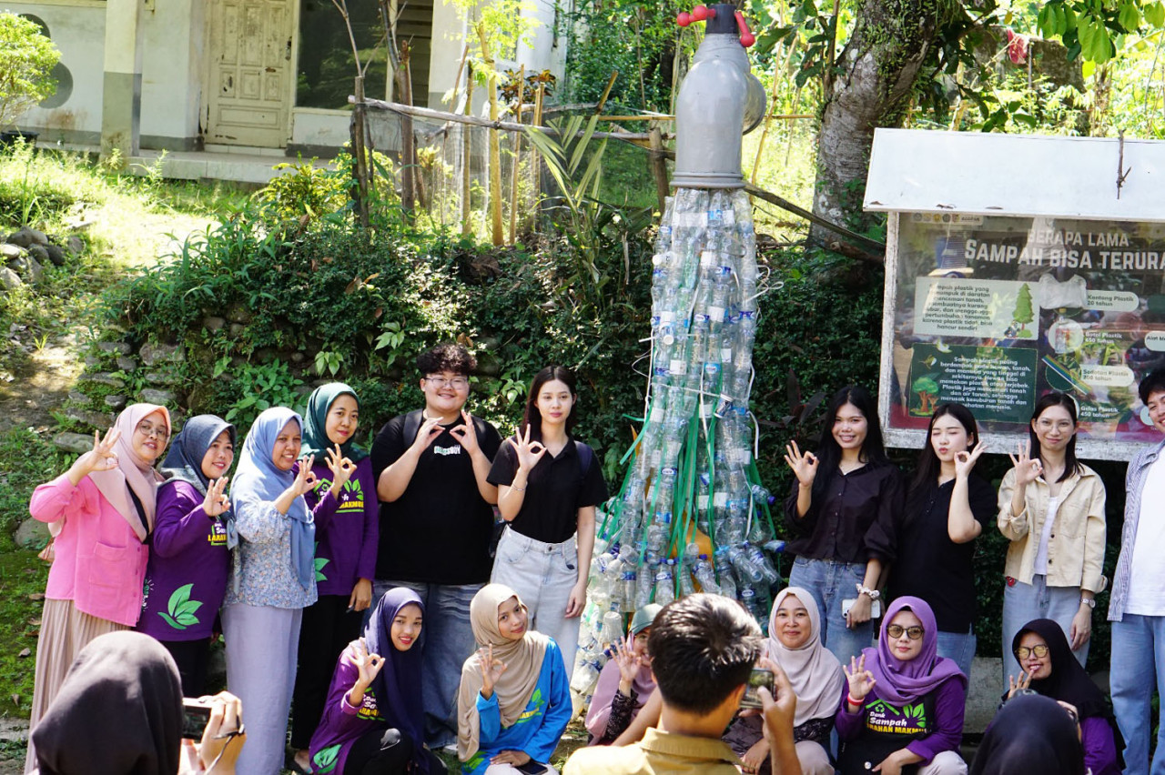 Mahasiswa Mahasarakham University Thailand mempelajari implementasi SDGs dan ekonomi sirkular di Desa Suci, Jember, yang bangkit pasca banjir bandang. (Foto:  Faperta UNEJ for jatimnow.com)