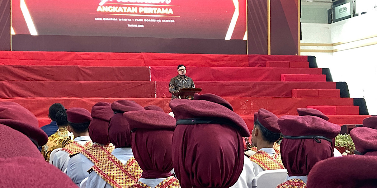 Mas Dhito dalam kelulusan siswa SMA Dharma Wanita 1 Pare Boarding School angkatan pertama di Convention Hall Simpang Lima Gumul. (Foto: Yanuar Dedy/jatimnow.com)
