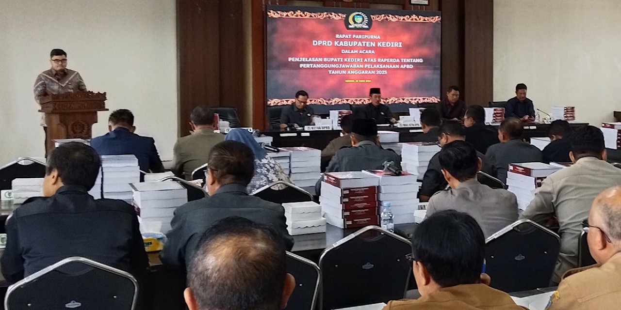 Bupati Kediri, Hanindhito Himawan Pramana saat menyampaikan Penjelasan Bupati atas Raperda tentang Pertanggungjawaban Pelaksanaan APBD Tahun Anggaran 2025. (Foto: Pemkab Kediri/jatimnow.com)