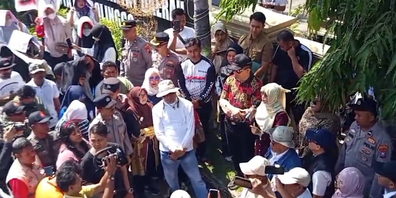 Wali kota dan Ketua DPRD saat menemui Peserta Demo Dukung MBG. (Foto: Ide Farid/jatimnow.com)