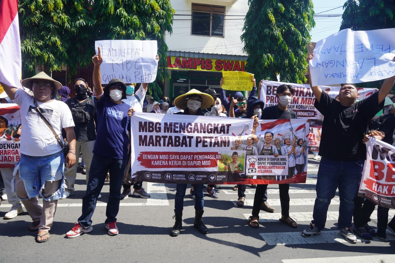 Massa pendukung program MBG gelar aksi damai di Trenggalek. (Foto: Bramanta/jatimnow.com)