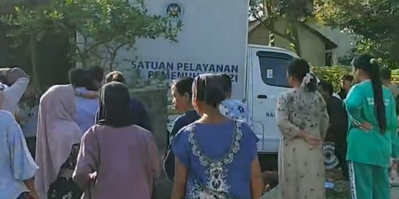 Tangkapan layar mobil MBG tabrak tembok SPPG.