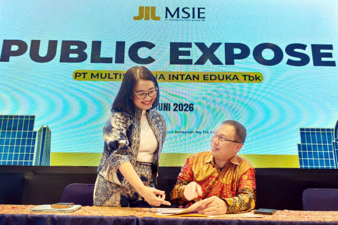Direktur Utama PT MSIE, Tanu Widjaja, dan Sekretaris MSIE, Catharina Siena Nesti DU Sunaryo, berbincang disela Public Expose Tahunan 2026 di Surabaya, Senin (15/6/2026). (Foto: Ali Masduki/jatimnow.com)
