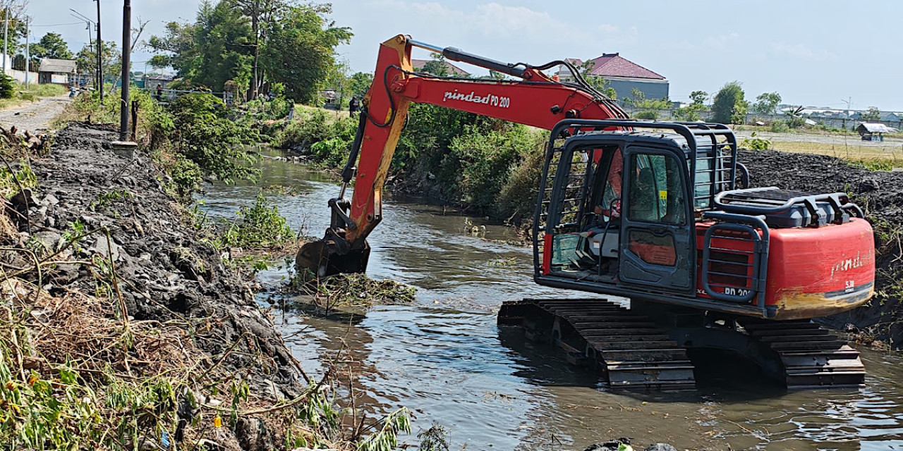 Proses normalisasi Sungai Kresek. (Foto: Pemkot Kediri/jatimnow.com)
