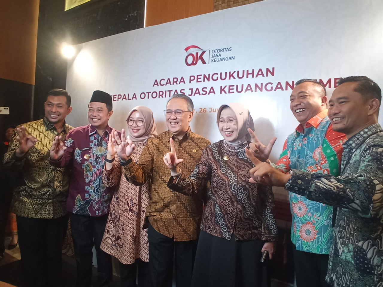 Kepala Eksekutif Pengawas Perilaku Pelaku Usaha Jasa Keuangan, Edukasi, dan Pelindungan Konsumen OJK, Dicky Kartikoyono dengan beberapa bupati sekarkijang (Foto: Sugianto/jatimnow.com)