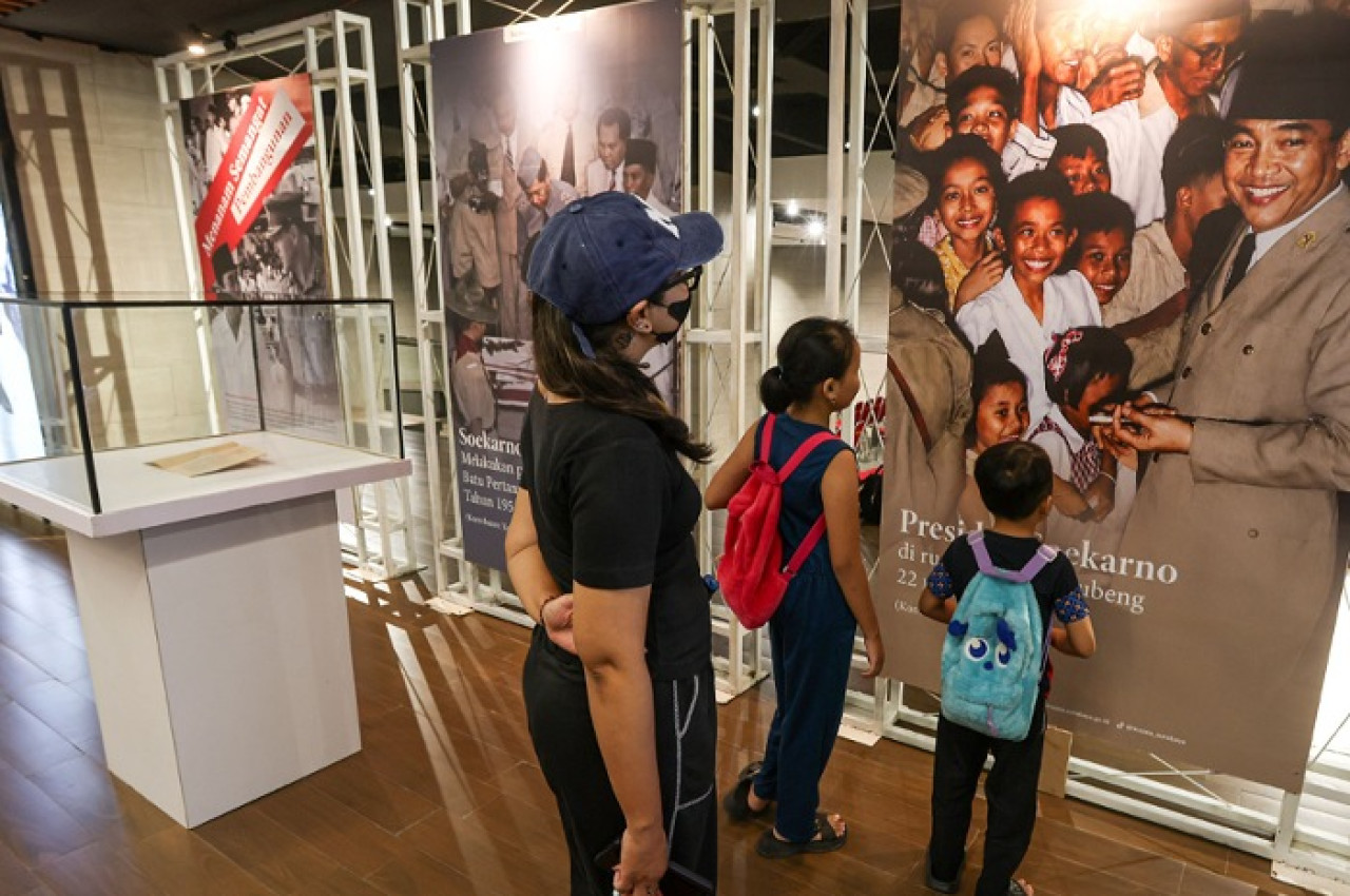Melihat Jejak Soekarno di Surabaya Melalui Pameran "Aku Arek Suroboyo"