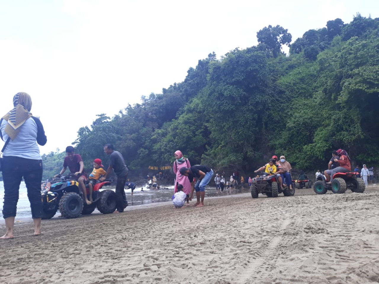 Pengunjung salah satu pantai di Tulungagung. (Foto: Bramanta/jatimnow.com)