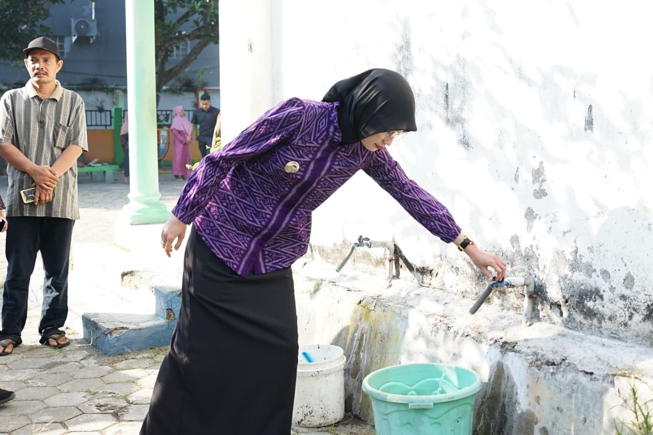 Wali Kota Kediri Vinanda Prameswati meninjau kawasan terdampak gangguan layanan air dari PDAM di Kelurahan Campurejo. (Foto: Pemkot Kediri/jatimnow.com)