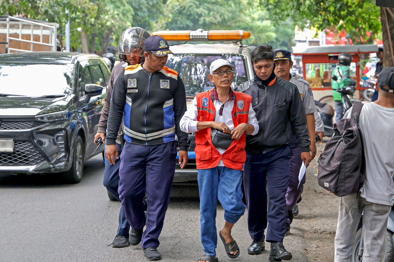 Seorang juru parkir tanpa catatan resmi diringkus petugas (foto: Kominfo Surabaya for jatimnow.com)
