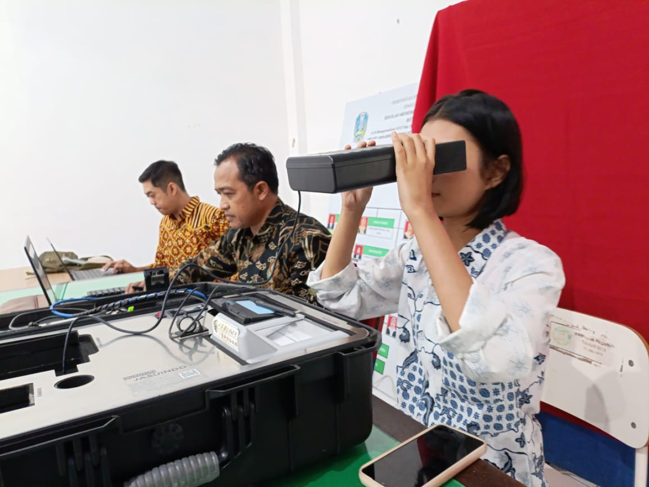 Siswa di Tulungagung saat melakukan perekaman e-KTP di sekolah. (Foto: Bramanta/jatimnow.com)