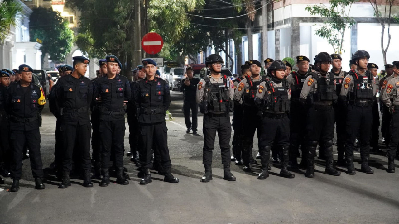 Polrestabes Surabaya mengerahkan personel gabungan TNI-Polri dan instansi terkait untuk mengamankan rangkaian pengesahan warga baru PSHT. (Foto: Antok for jatimnow.com)