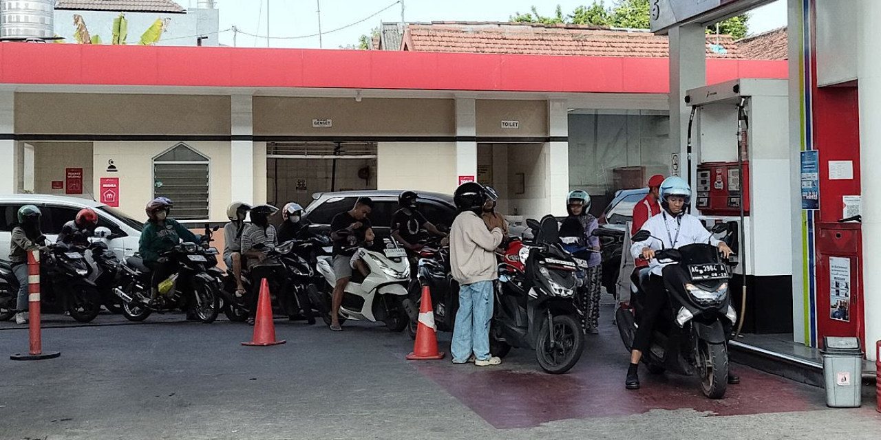 Suasana pengisian BBM di SPBU Joyoboyo Kota Kediri. (Foto: Nanik for jatimnow.com)