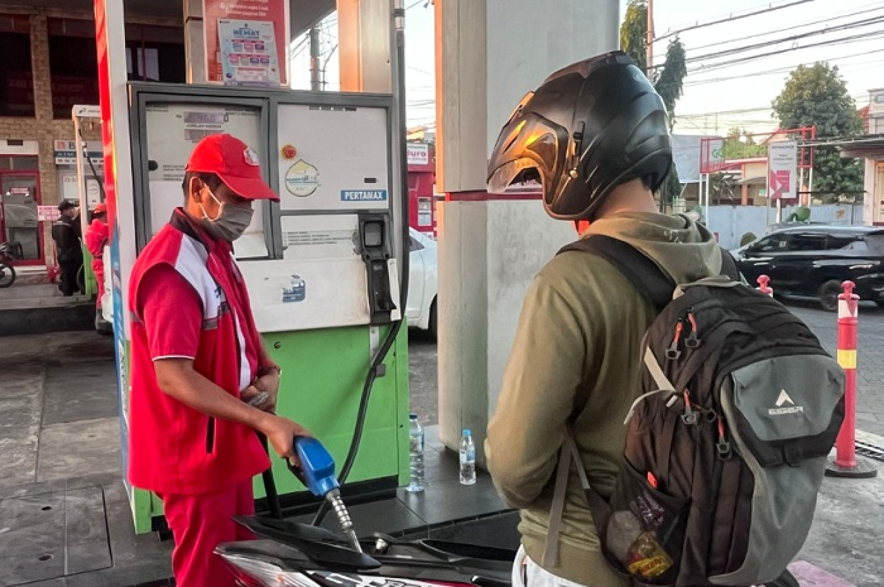 Aktivitas pengisian BBM di SPBU Mastrip Probolinggo. (Foto: Ide Farid/jatimnow.com)