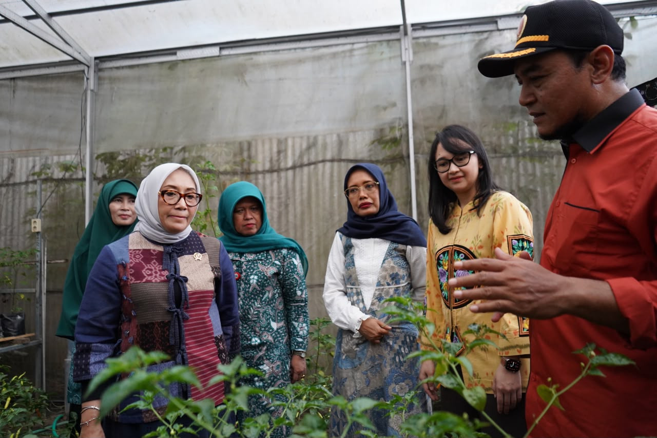 Menteri PPPA Arifatul Choiri Fauzi saat mengunjungi kawasan P2L Desa Tertek Kediri. (Foto: Pemkab Kediri/jatimnow.com)