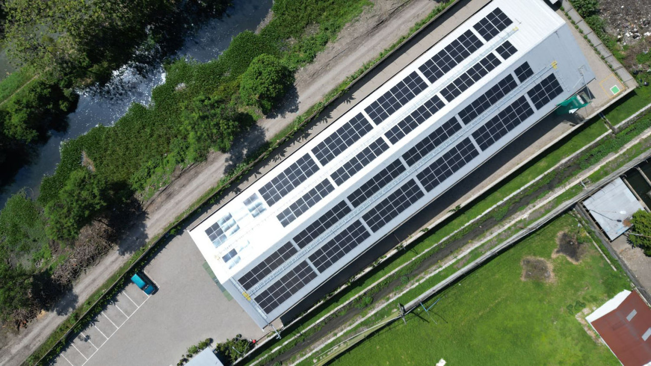 APL meresmikan PLTS atap di Sidoarjo berkapasitas 202,2 kWp untuk mendukung transisi energi hijau dan menekan emisi karbon. (Foto: APL for jatimnow.com)
