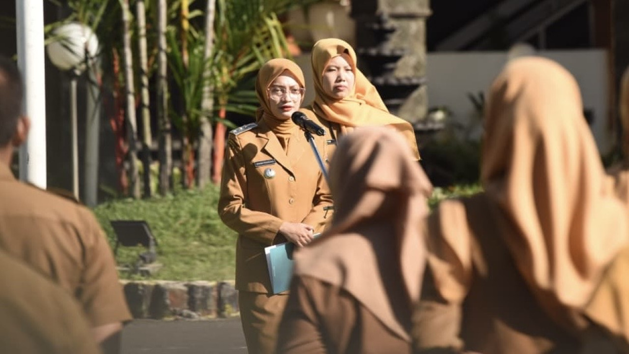 Wali Kota Kediri Vinanda Prameswati saat menyerahkan SK Kenaikan Pangkat PNS. (Foto: Pemkot Kediri/jatimnow.com)