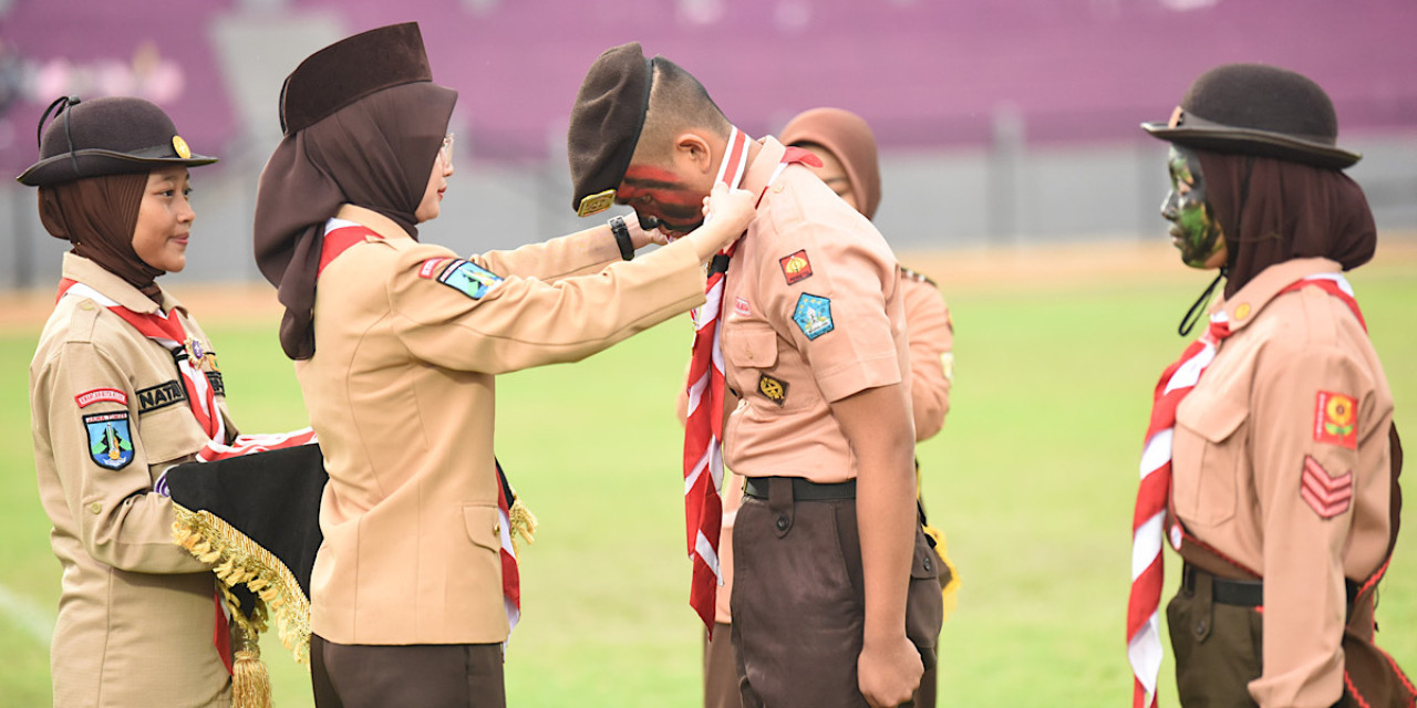 Ketua Majelis Pembimbing Cabang (Mabicab) Gerakan Pramuka Kota Kediri Vinanda Prameswati melantik Pramuka Garuda. (Foto: Pemkot Kediri/jatimnow.com)