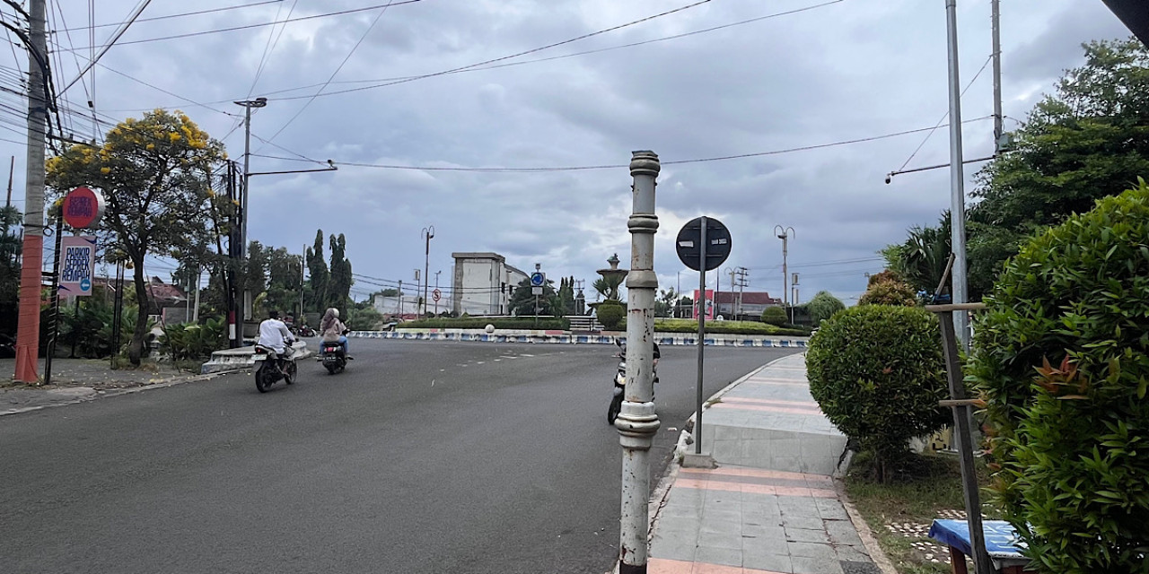 Jalan Cokro Kota Probolinggo sisi selatan. (Foto: Ide Farid/jatimnow.com)