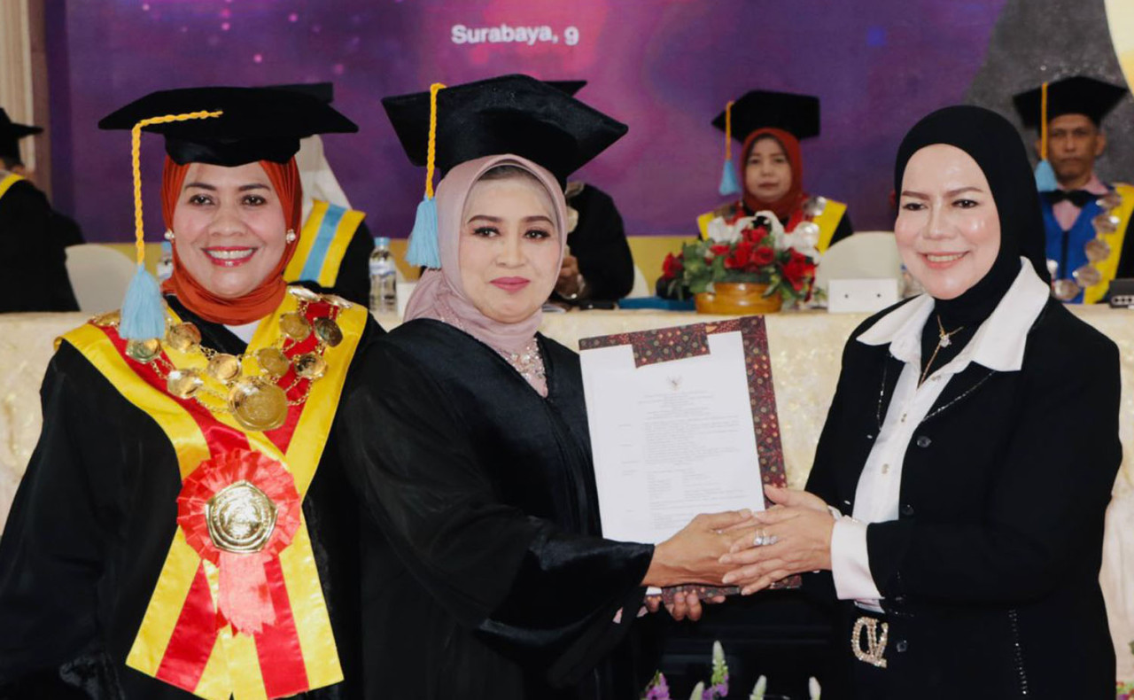 Prof. Dyah Sawitri (kanan), menyerahkan SK Guru Besar kepada Prof. Sri Astutik (tengah), didampingi Rektor Unitomo, Prof. Siti Marwiyah. (Foto: Humas Unitomo for jatimnow.com)
