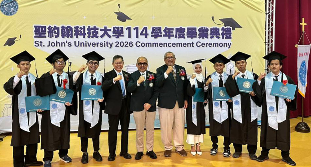 Tujuh mahasiswa Program Studi Sistem Informasi UNUSA berfoto bersama Rektor UNUSA Prof. Tri Yogi Yuwono, dan jajaran pimpinan kampus usai mengikuti prosesi wisuda Program INTENSE 2026 di St. John's University, Taiwan. (Foto: Unusa for jatimnow.com)