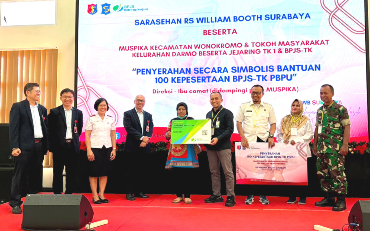 Penyerahan simbolis kepesertaan berlangsung dalam kegiatan Sarasehan RS William Booth Surabaya pada Rabu (10/6). (Foto: Ali Masduki/jatimnow.com)