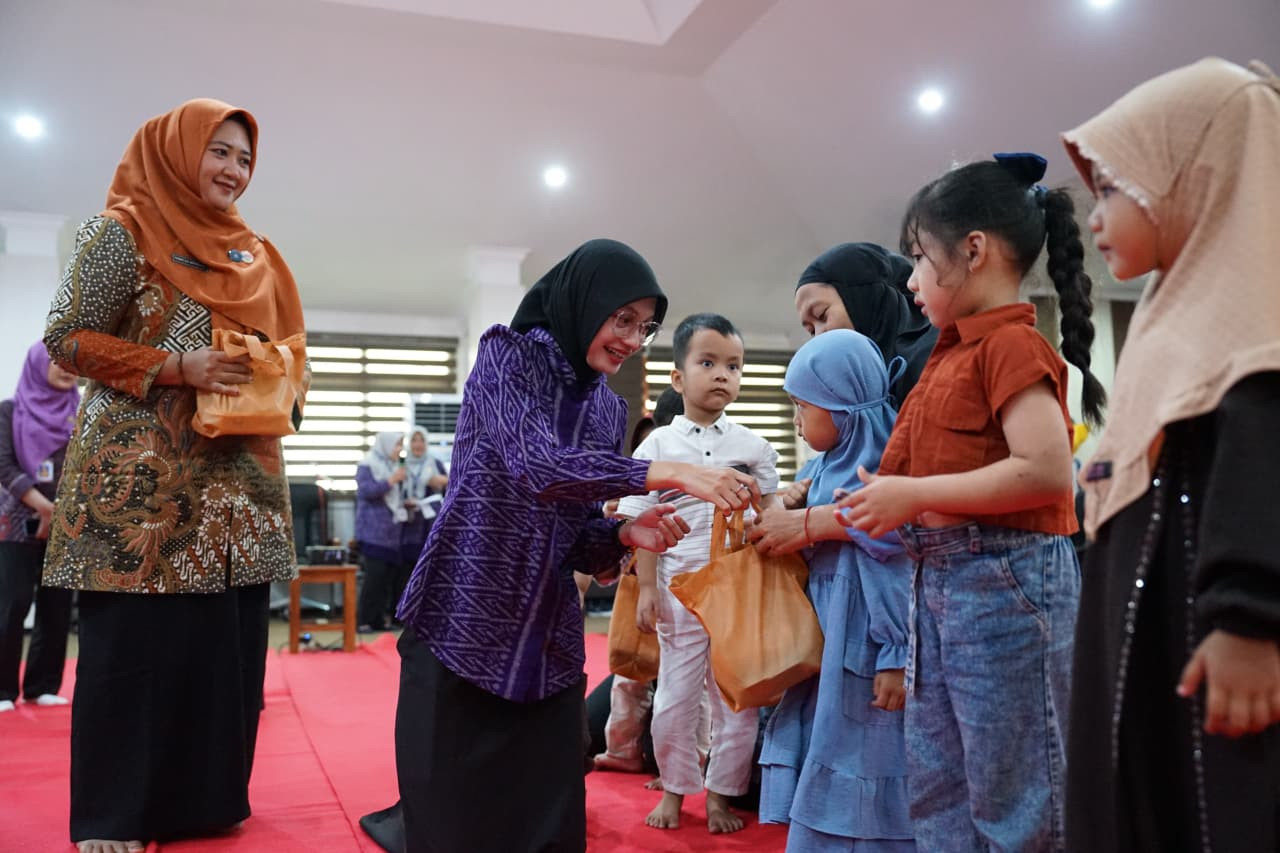 Wali Kota Kediri Vinanda Prameswati saat menghadiri Sosialisasi Makanan Bergizi Tinggi Protein Hewani untuk Balita Menuju Gemintang. (Foto: Pemkot Kediri/jatimnow.com)