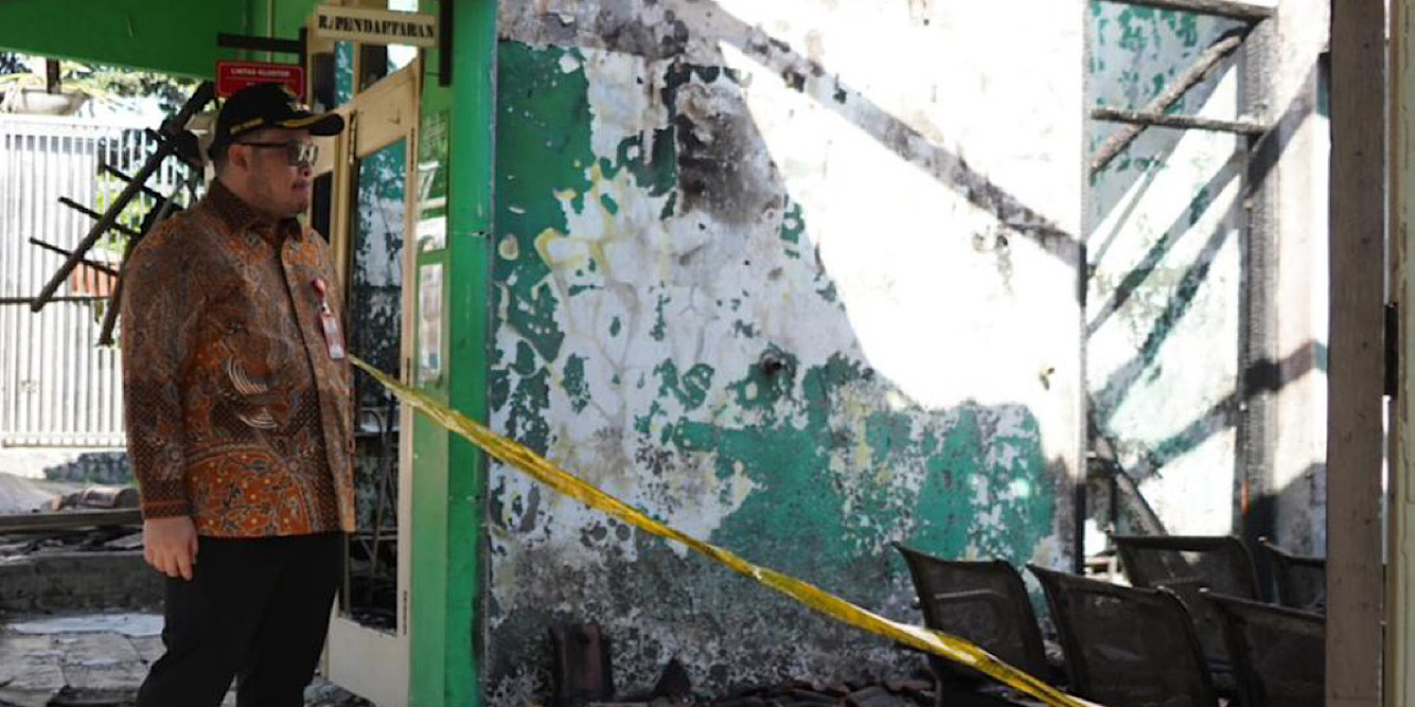 Bupati Kediri Hanindhito Himawan Pramana saat meninjau kondisi bangunan Puskesmas Tiron. (Foto: Pemkab Kediri/jatimnow.com)