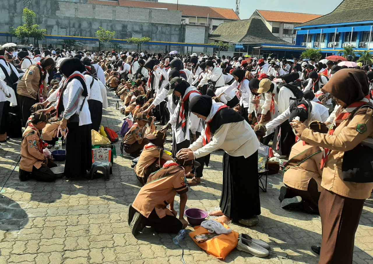 Ribuan anggota Pramuka aksi pembasuhan kaki orang tua di Universitas Dr. Soetomo (Unitomo) Surabaya. (Foto:Humas Unitomo for jatimnow.com)