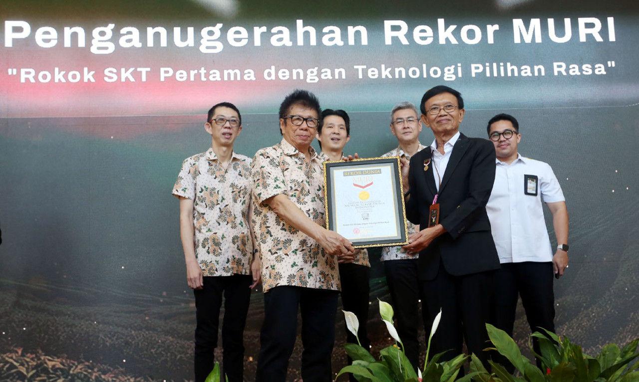 PT Wismilak Inti Makmur Tbk menerima Rekor MURI untuk Wismilak Kretek Slim Klik (WKSK) sebagai rokok SKT pertama di Indonesia yang mengusung teknologi pilihan rasa (klik), Surabaya, Kamis (11/6/2026). (Foto: Ali Masduki/jatimnow.com)