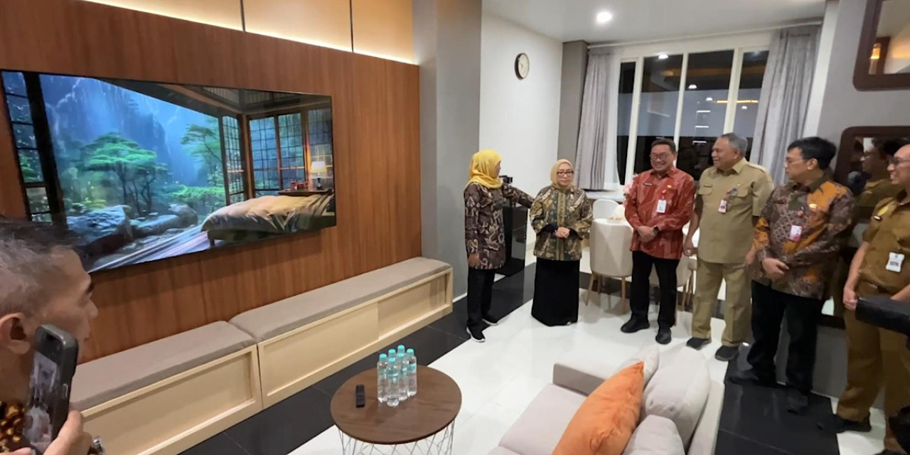 Gubernur Jatim meninjau kamar mewah layanan President Suites RSSA Malang. (Foto: Aris/jatimnow.com)