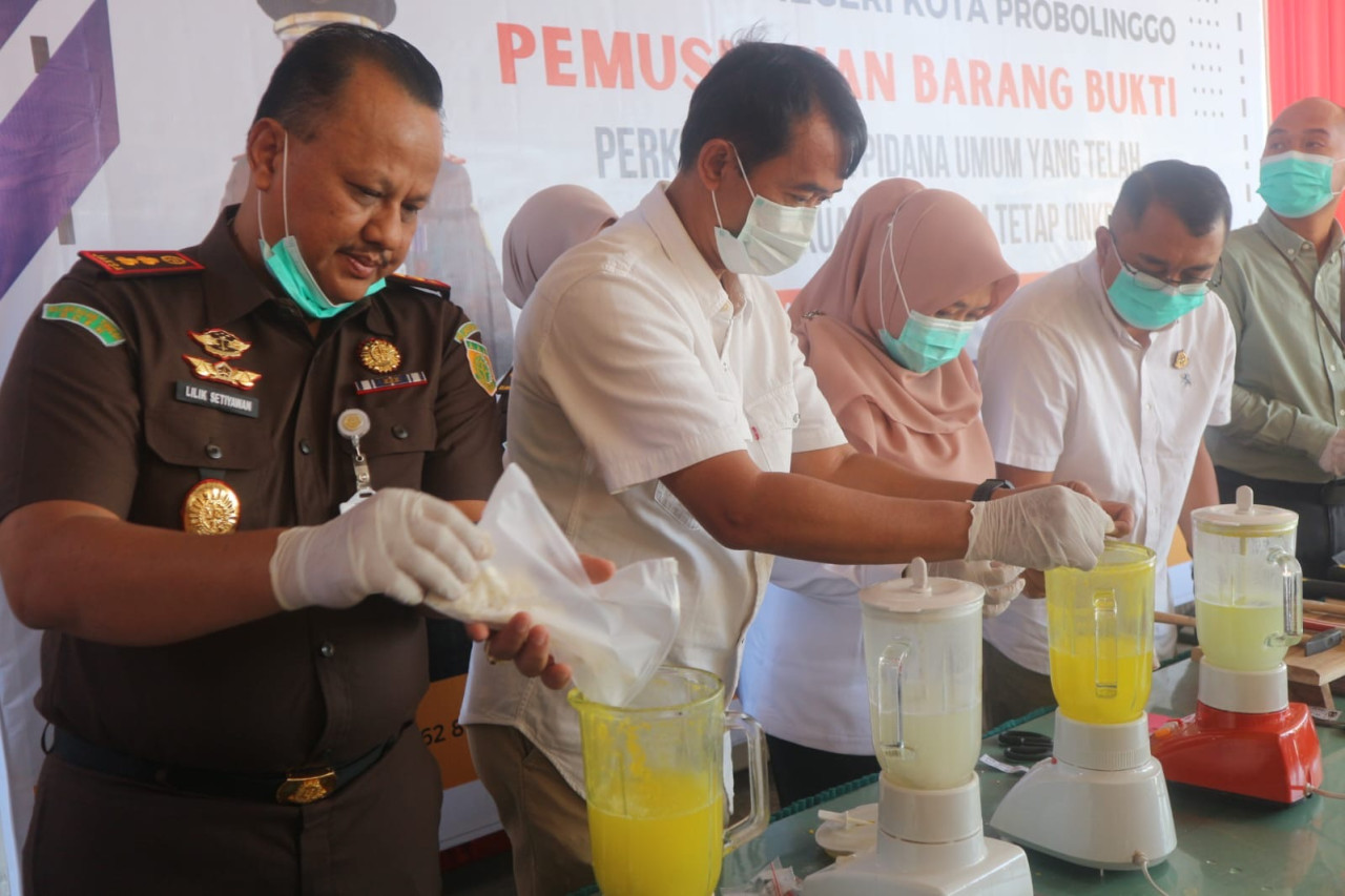 Kejaksaan Negeri (Kejari) Probolinggo menggelar pemusnahan barang bukti dari berbagai perkara tindak pidana. (Foto: Ide Farid/jatimnow.com)