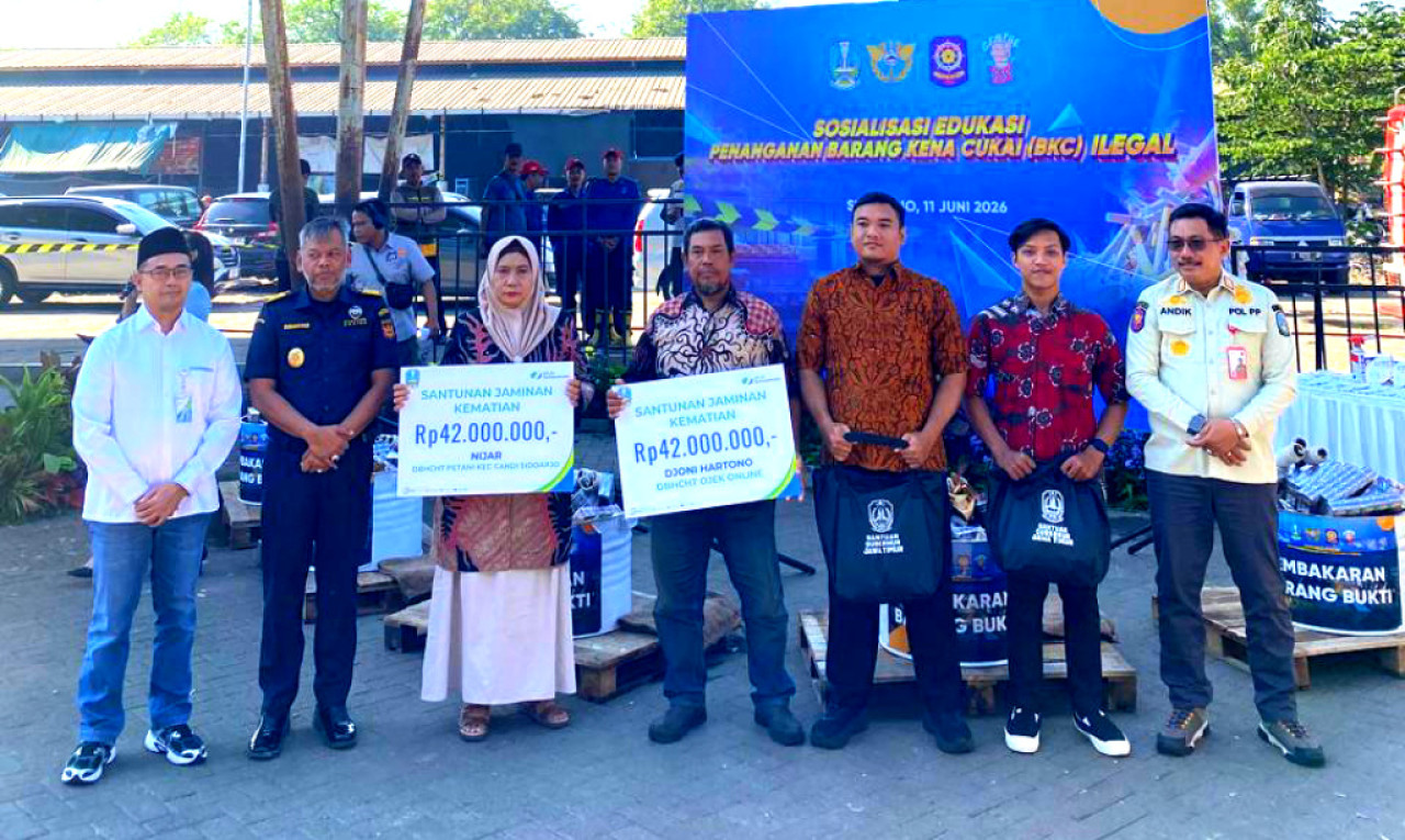 Pemkab Sidoarjo bersama BPJS Ketenagakerjaan menyerahkan JKM kepada dua ahli waris pekerja sektor informal dalam kegiatan Sosialisasi Edukasi Gempur Rokok Ilegal. (Foto/jatimnow.com)
