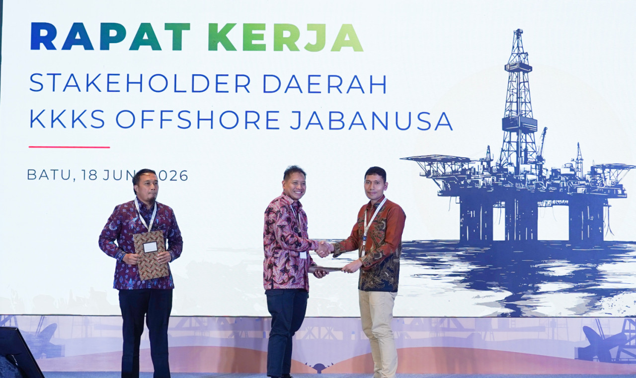 Penyerahan rekomendasi kebijakan kepada pemerintah pusat guna memperkuat dukungan fiskal bagi daerah pesisir. (Foto: SKK Migas for jatimnow.com)