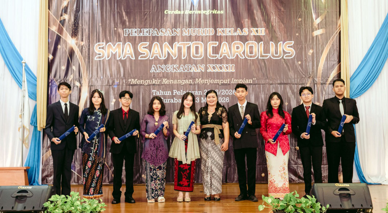 Lulusan SMA Santo Carolus Tarakanita Surabaya berprestasi foto bersama dalam acara pelepasan murid Angkatan XXXII. (Foto: Albert for jatimnow.com)