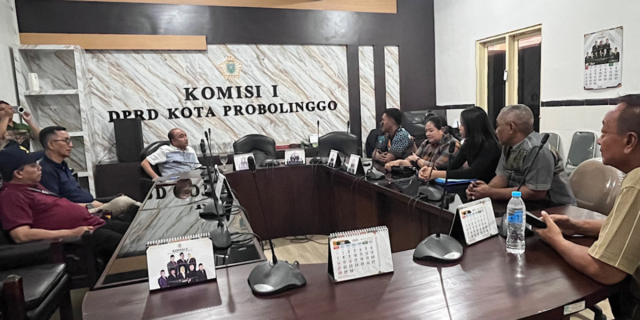 Salah satu calon siswa mengadu ke anggota DPRD terkait SPMB jalur Prestasi. (Foto: Ide Farid/jatimnow.com)